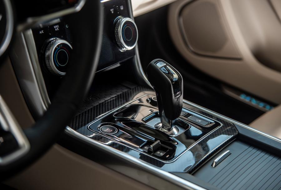 Детали интерьера Jaguar XE L P250 HSE R-Dynamic 2019 года  (CN) (фото 3 из 31)
